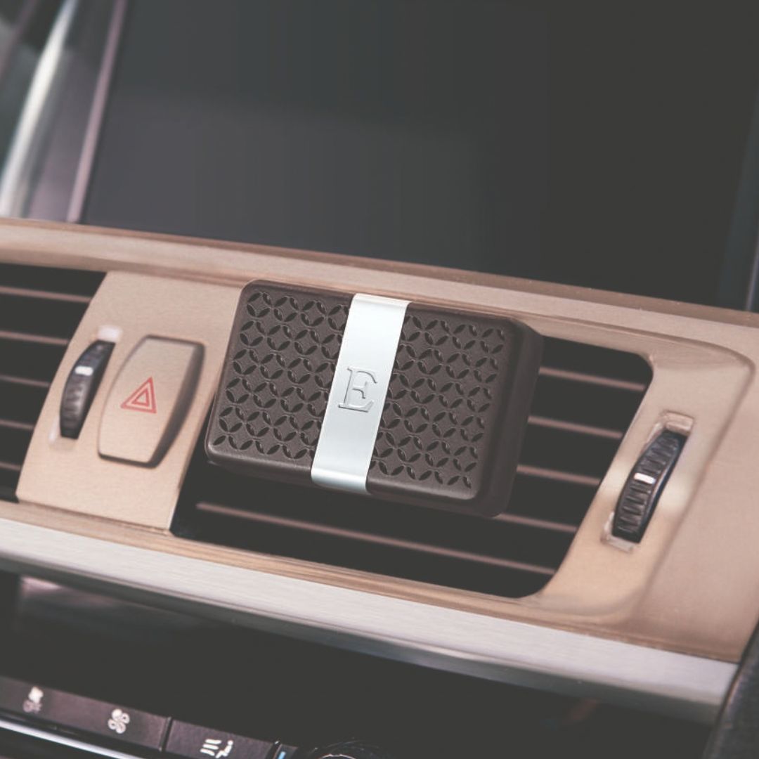 Diffuseur de parfum pour voiture Esteban Paris, clip de ventilation noir avec finition argentée et motif ajouré, conçu pour parfumer l’habitacle du véhicule