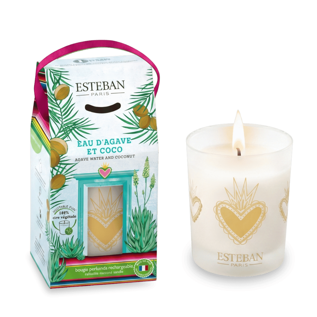 Bougie parfumée rechargeable Esteban Paris Eau d’Agave et Coco, bougie en verre givré décoré d’un motif cœur doré, présentée avec son coffret illustré aux accents tropicaux